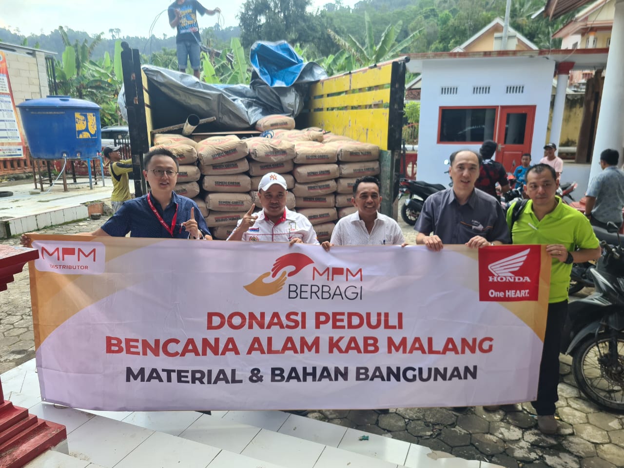 Peduli Korban Banjir: MPM Honda Jatim Salurkan Bantuan dalam Program MPM Berbagi.